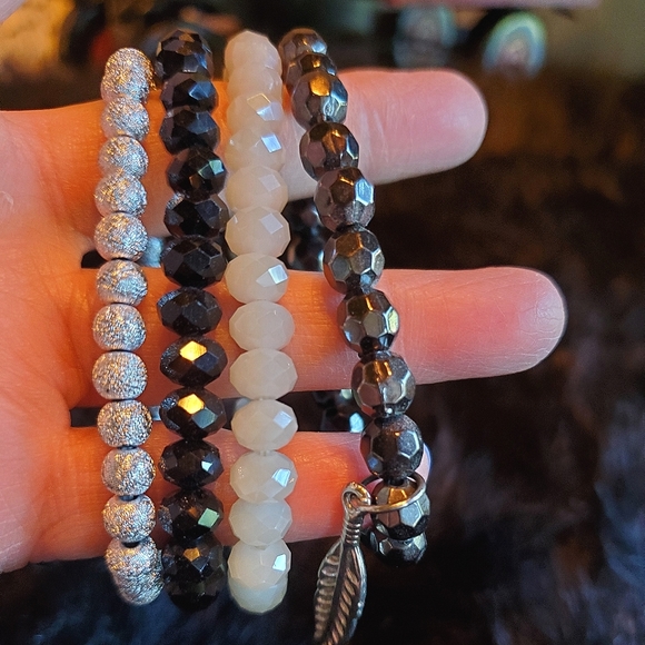 Cats eye bracelet with feather charm - Picture 1 of 4